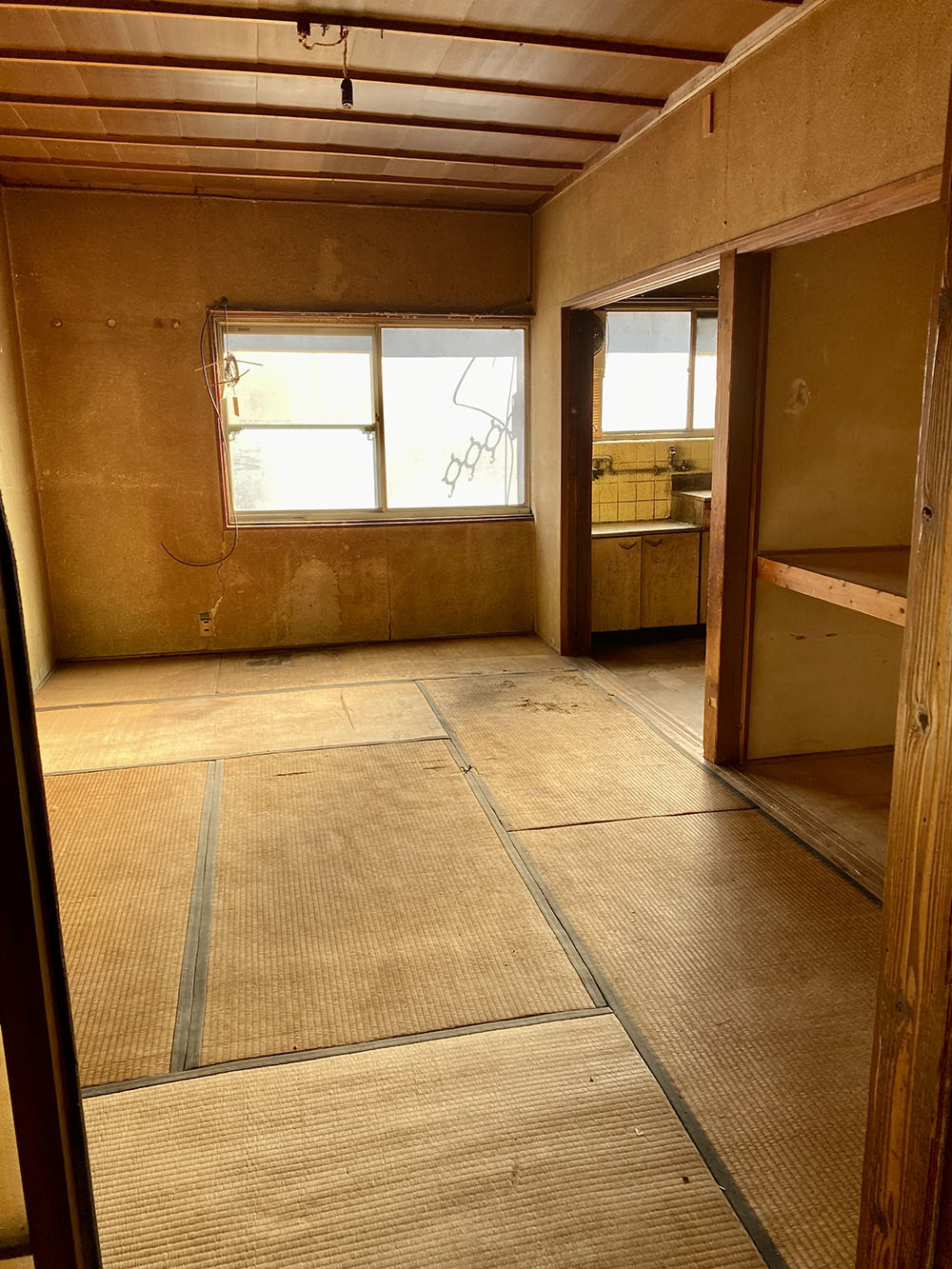 ごみを片付けスッキリした和室